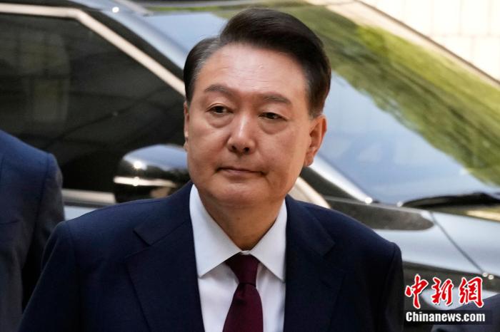 当地时(❗)间2025年5月12日，韩国首尔，因被控策(🕦)划叛乱而(📖)受到审判的前总统尹锡悦抵达首尔中央地方法院。图/视觉(🚭)中国